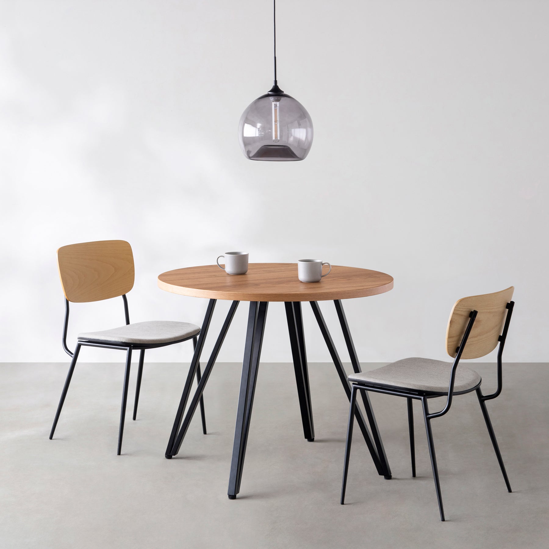 Kanademonoのくるみのカフェテーブル