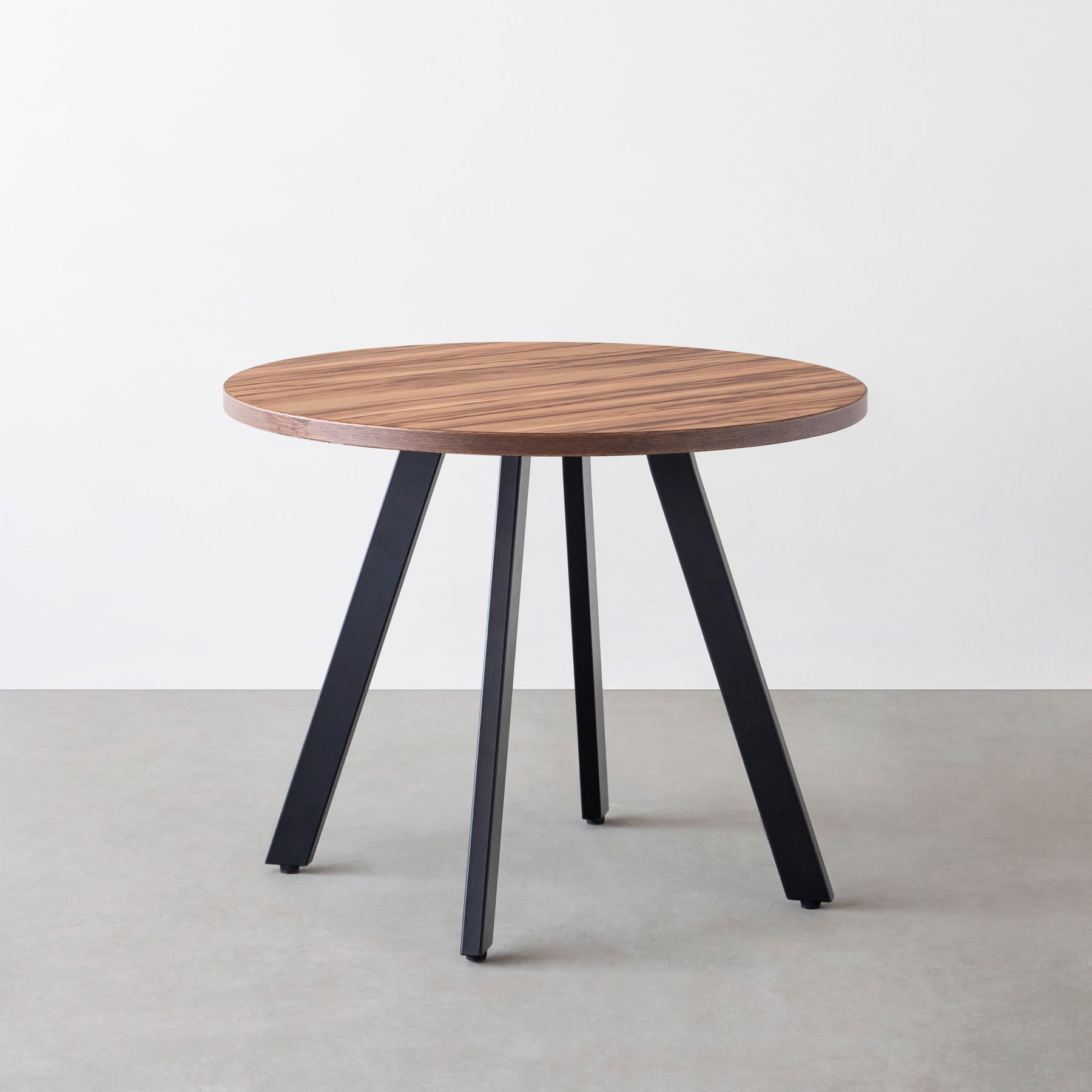 Kanademonoのサテンウォルナットのカフェテーブル