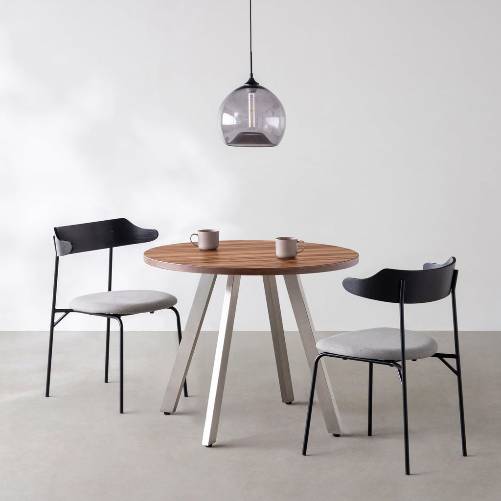 Kanademonoのサテンウォルナットのカフェテーブル