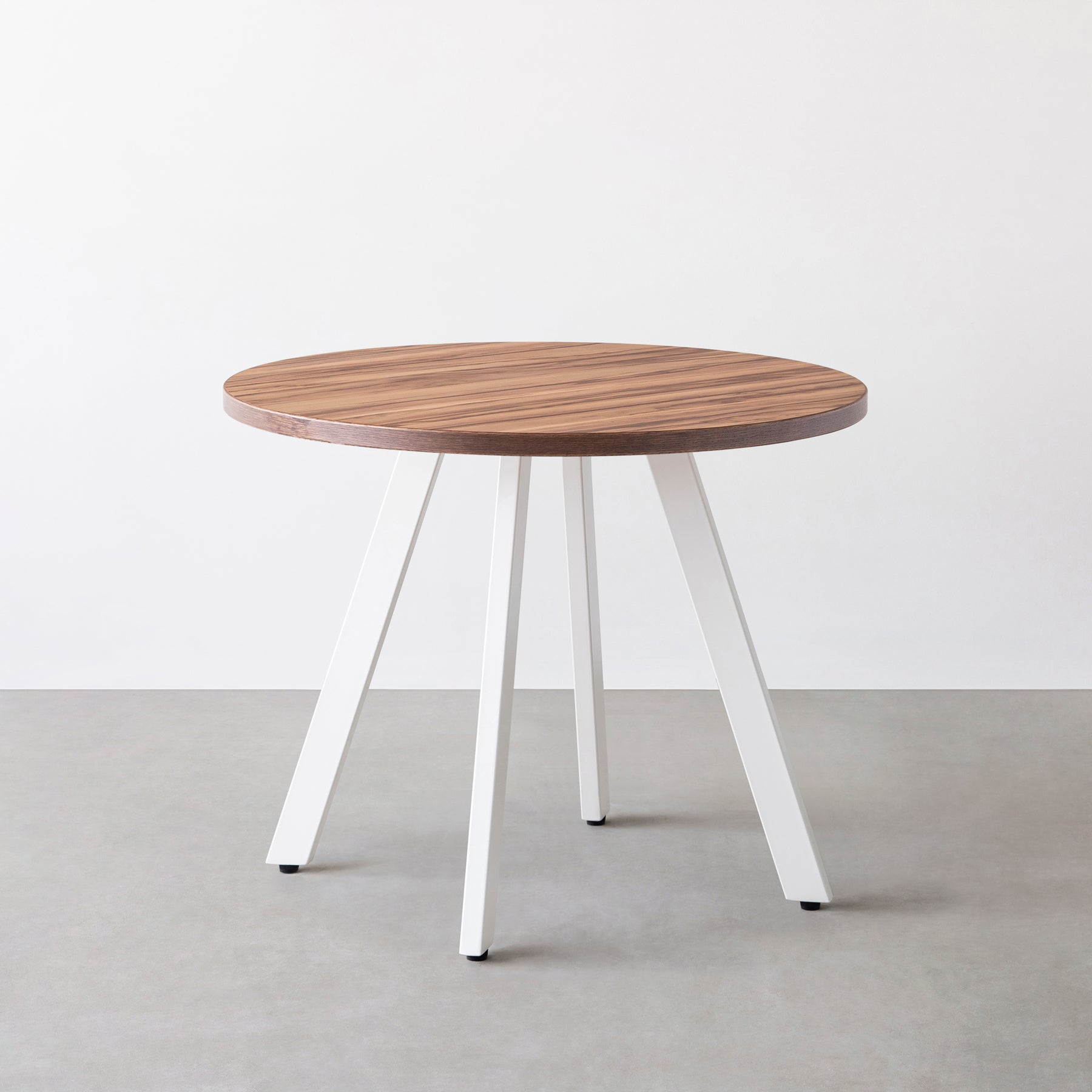 Kanademonoのサテンウォルナットのカフェテーブル