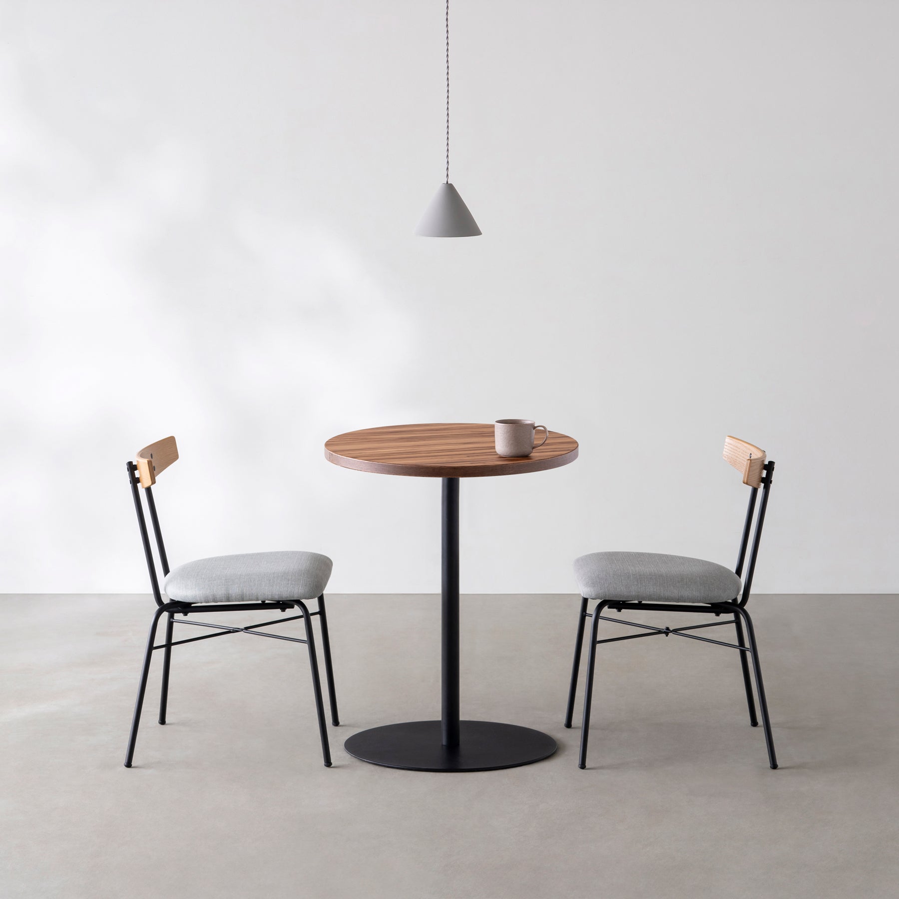 スマート造作カフェテーブル / サテンウォルナット　黒スチール脚 1本脚 × ラウンド φ50 - 60