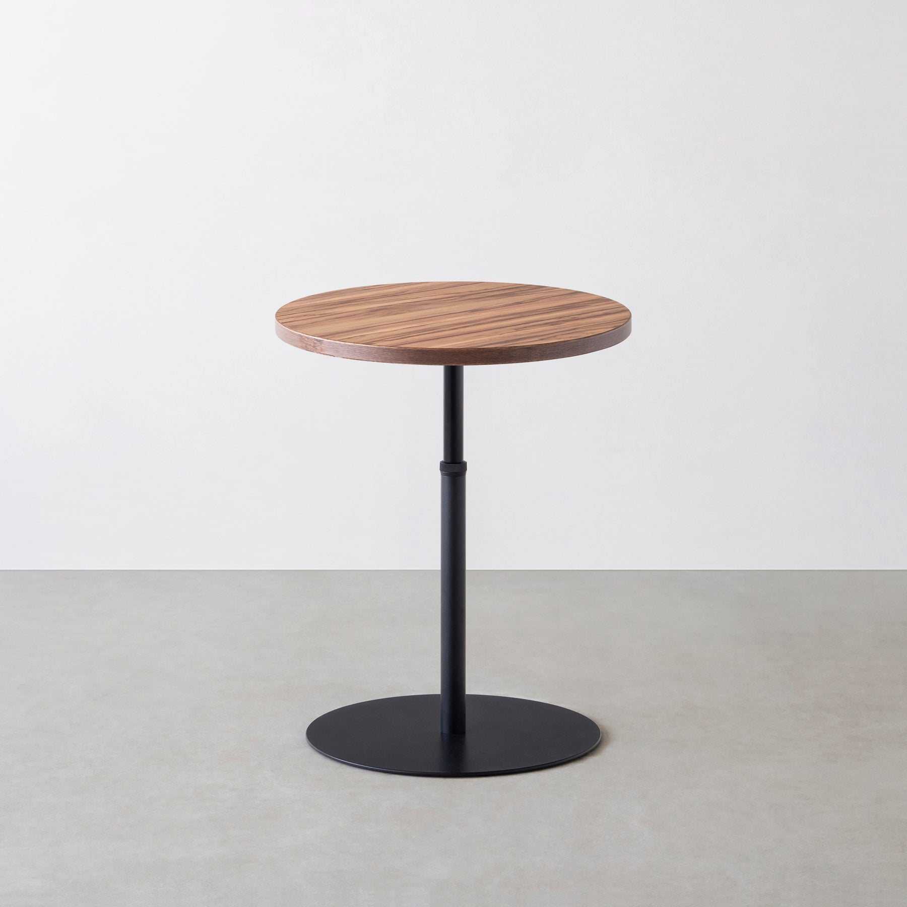 Kanademonoのサテンウォルナットのカフェテーブル