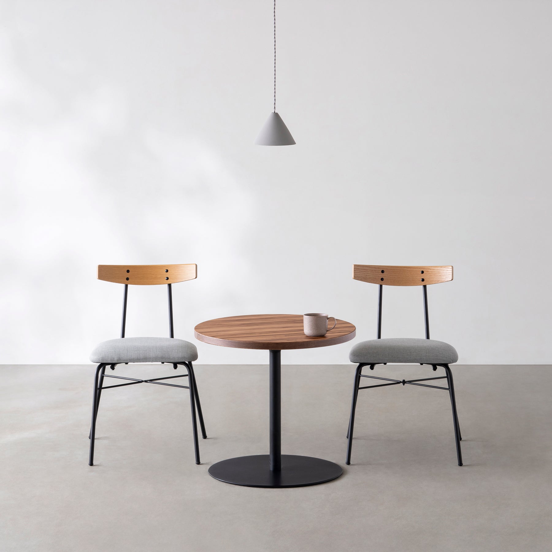 Kanademonoのサテンウォルナットのカフェテーブル