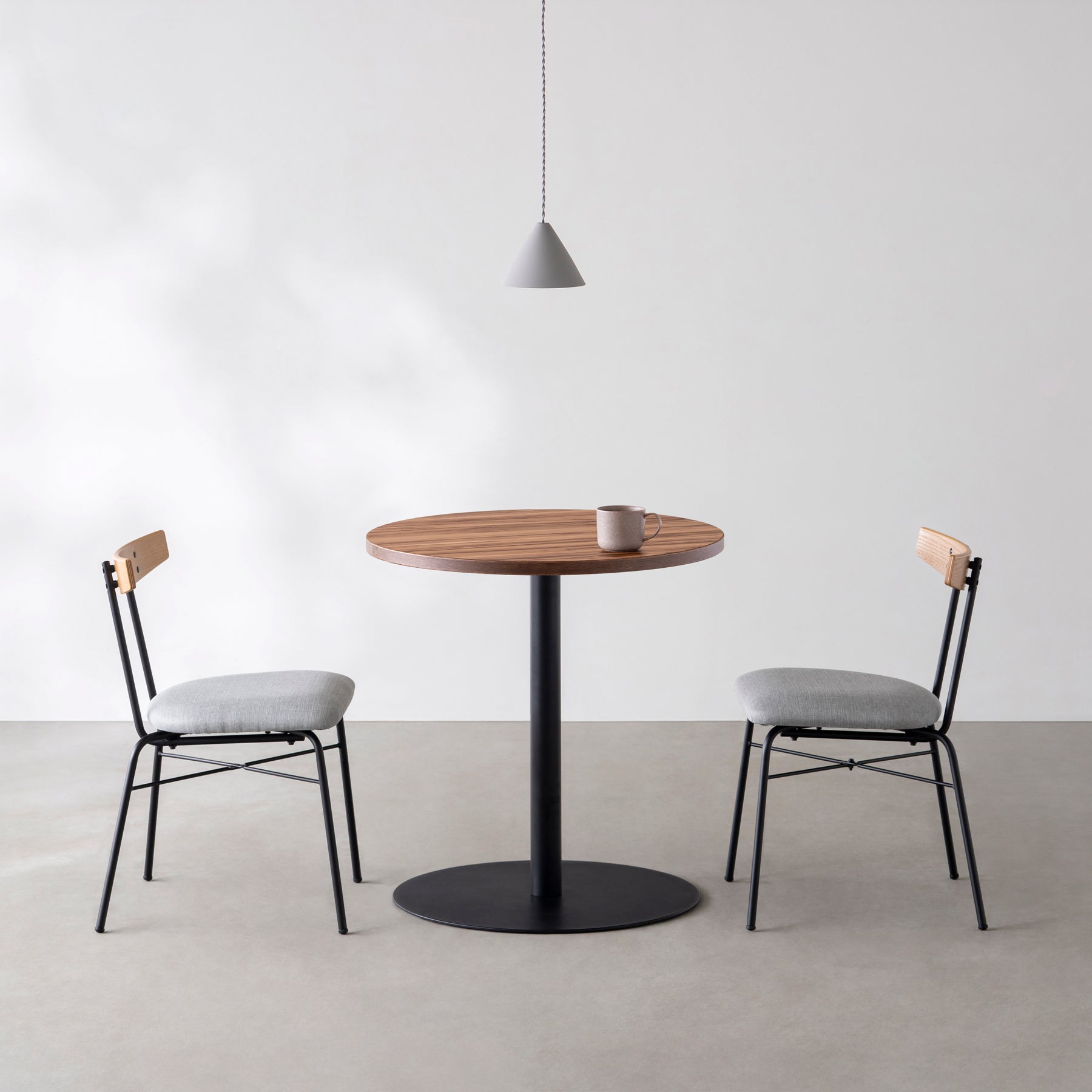 Kanademonoのサテンウォルナットのカフェテーブル