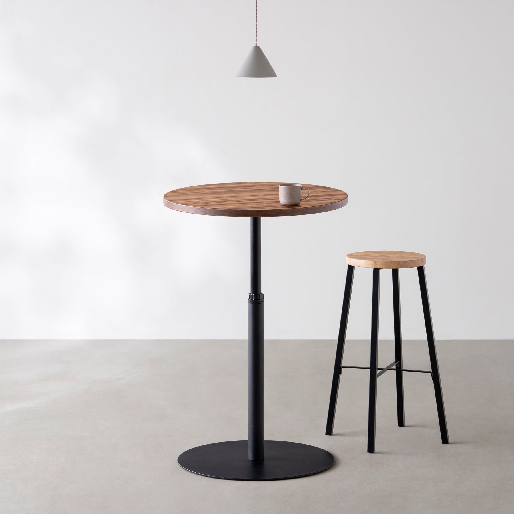 Kanademonoのサテンウォルナットのカフェテーブル