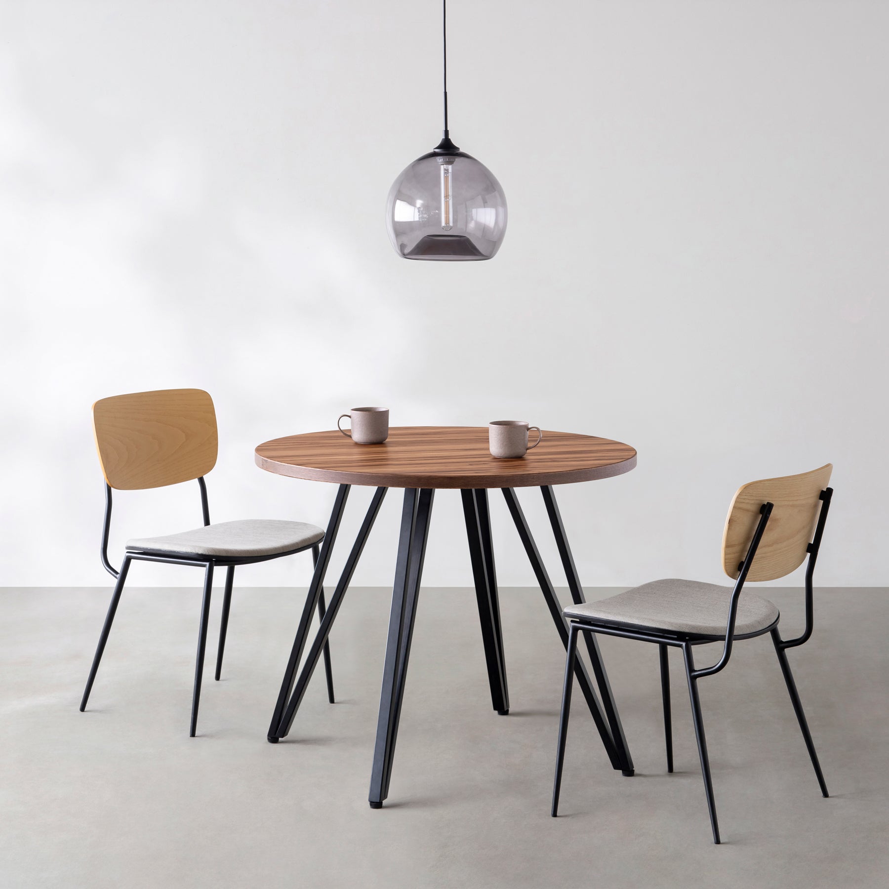 Kanademonoのサテンウォルナットのカフェテーブル