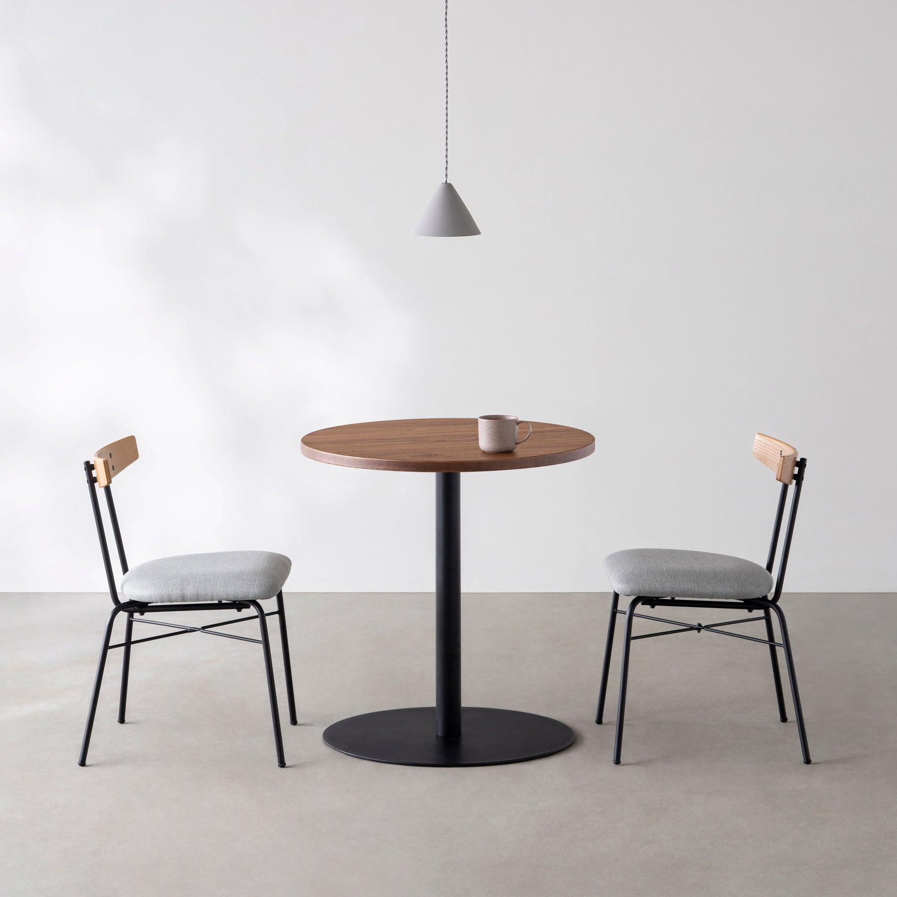 Kanademonoのニューギニアウォルナットのカフェテーブル