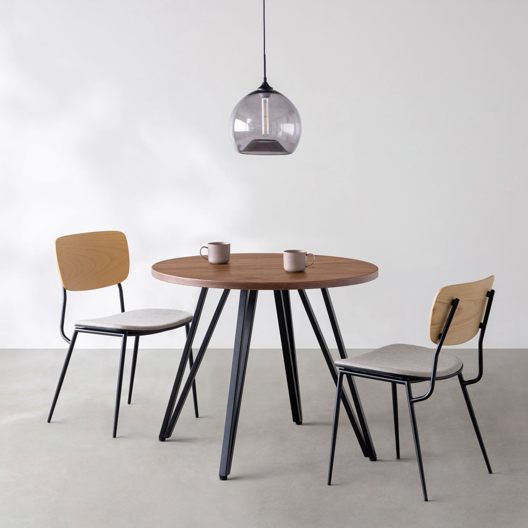 Kanademonoのニューギニアウォルナットのカフェテーブル