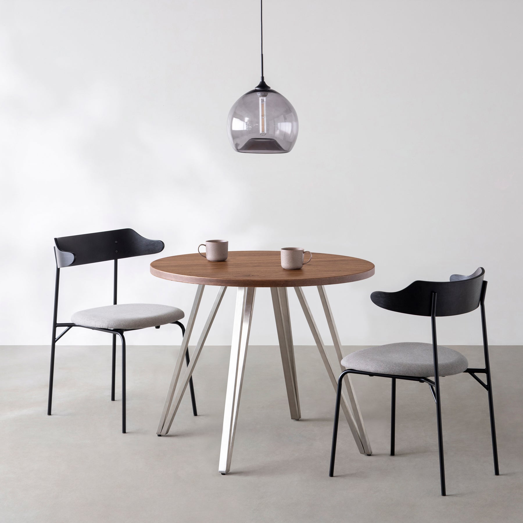 Kanademonoのニューギニアウォルナットのカフェテーブル