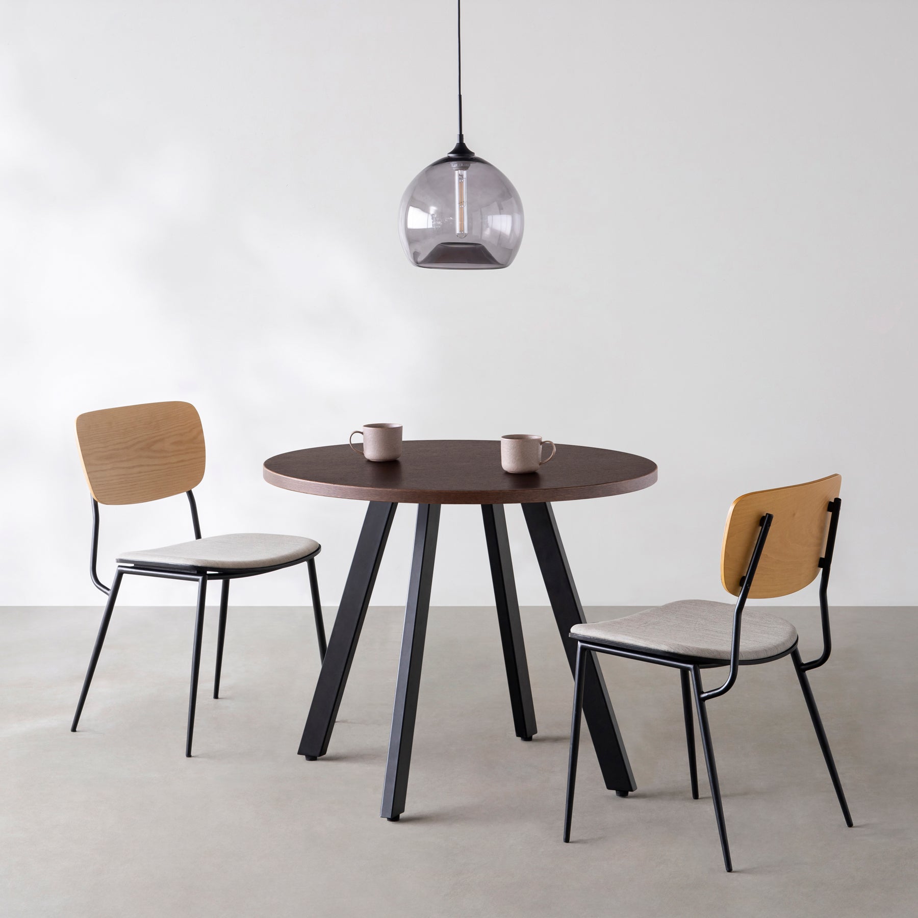 Kanademonoのウェンジのカフェテーブル