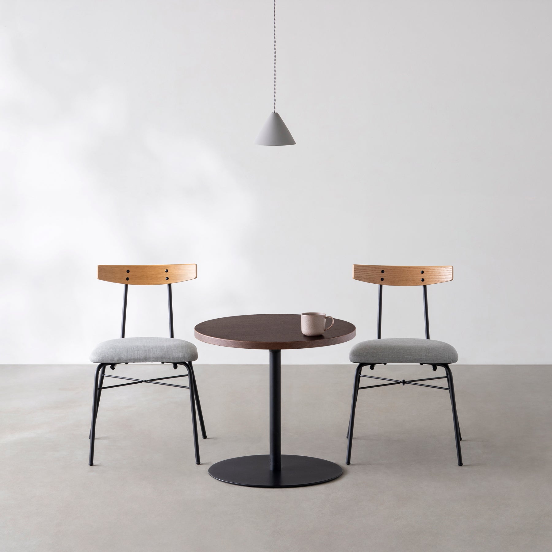 Kanademonoのウェンジのカフェテーブル