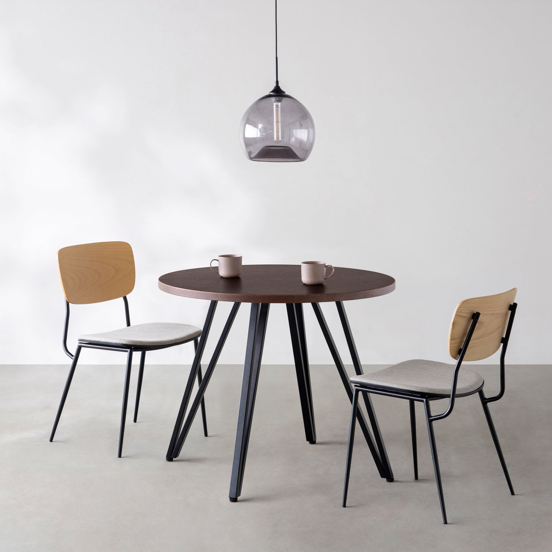 Kanademonoのウェンジのカフェテーブル