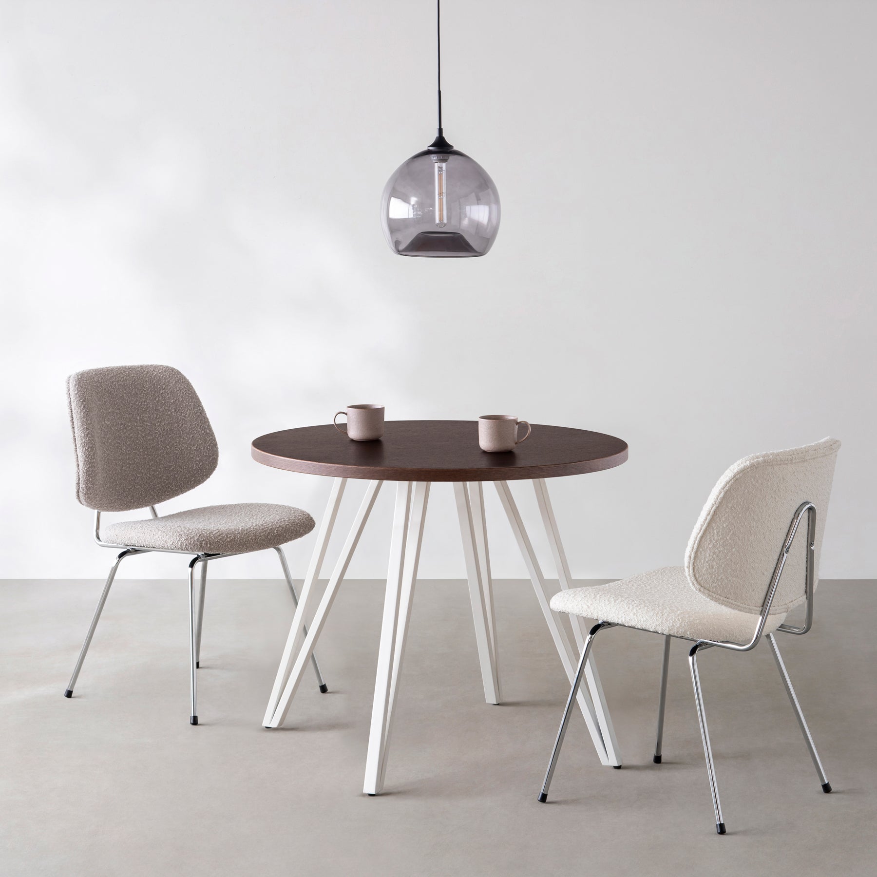 Kanademonoのウェンジのカフェテーブル