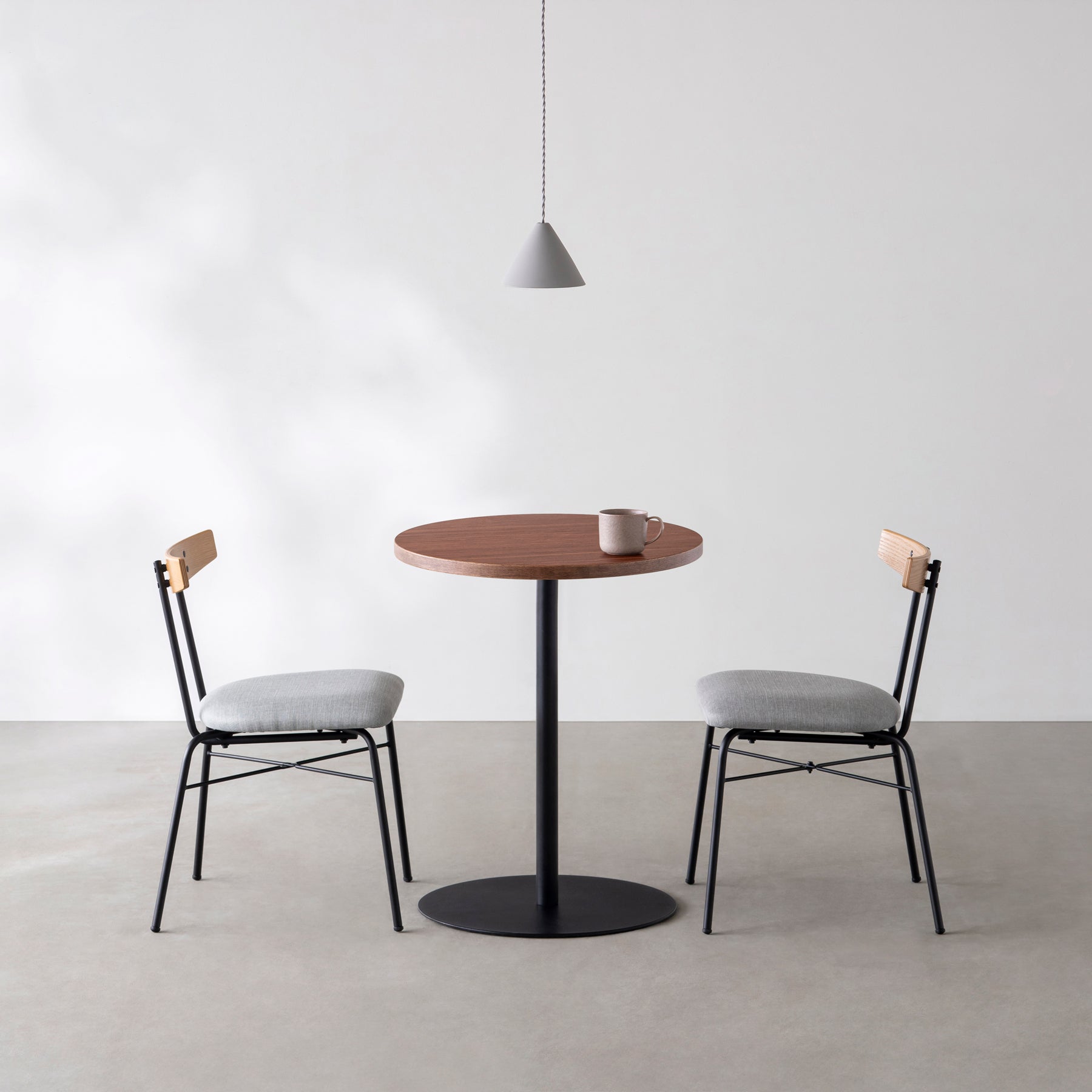 スマート造作カフェテーブル / ブビンガ　黒スチール脚 1本脚 × ラウンド φ50 - 60