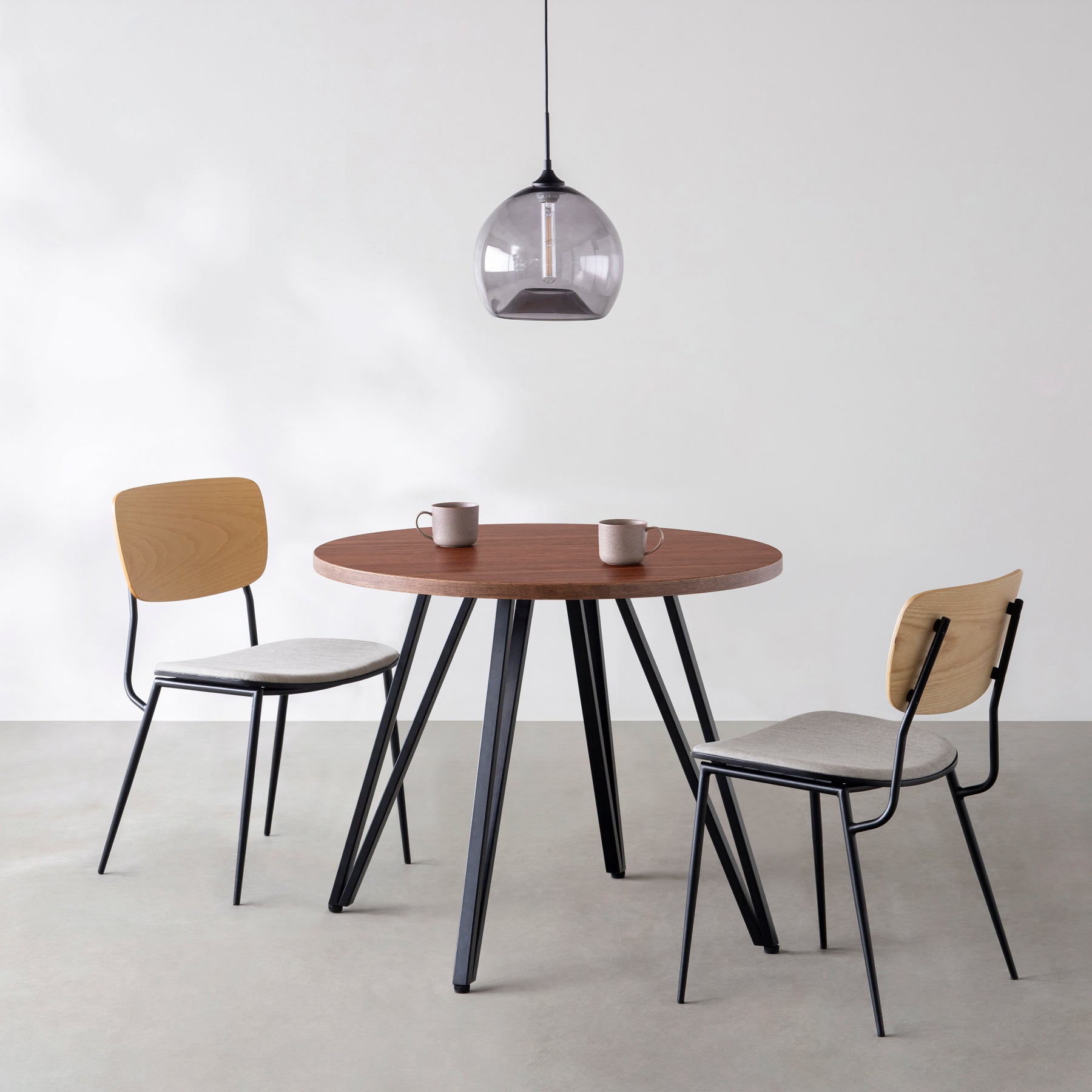 Kanademonoのブビンガのカフェテーブル