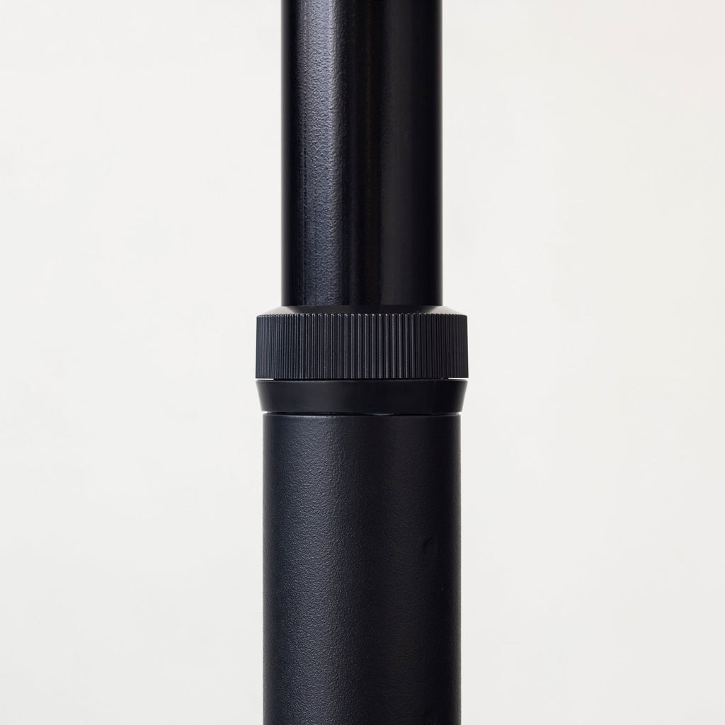 KanademonoのFENIX NTMのコンパクトな1本脚のテーブル