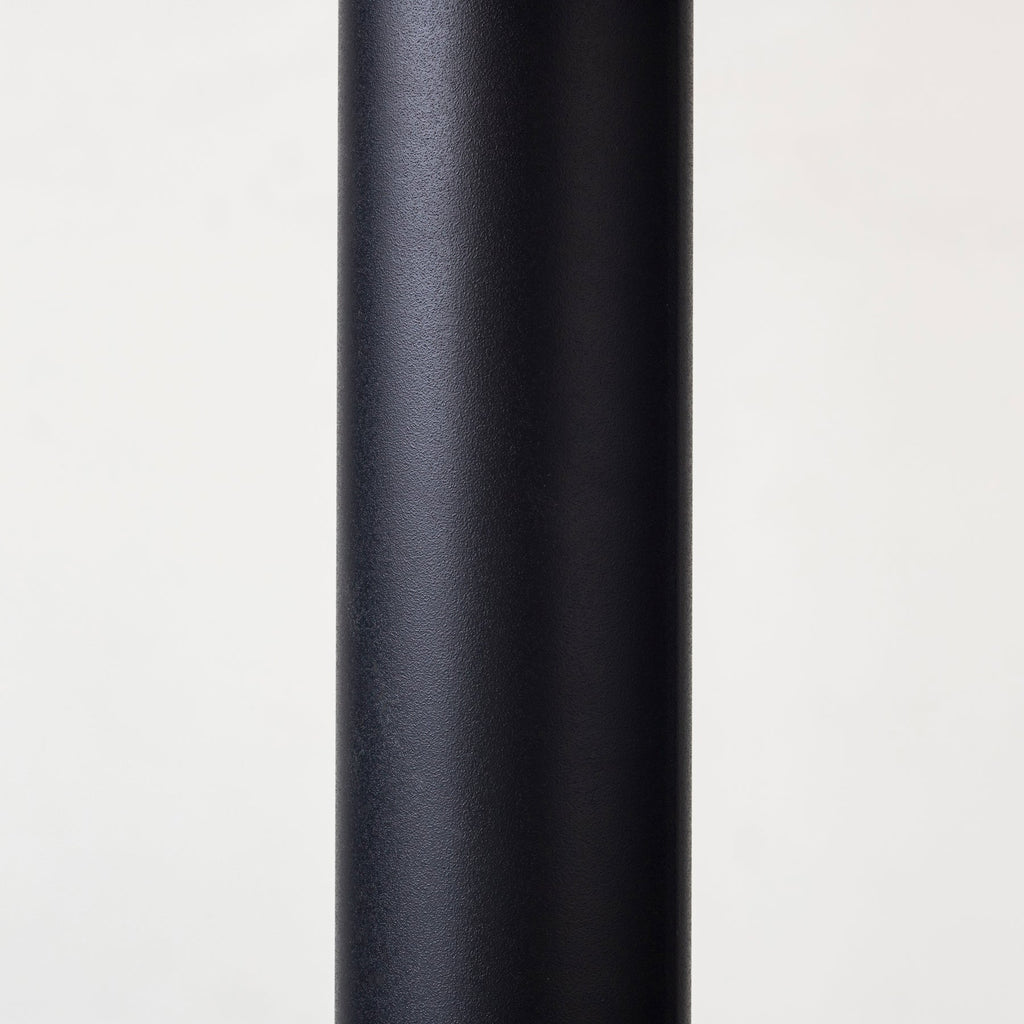 Kanademonoのラバーウッドの1本脚のカフェテーブル