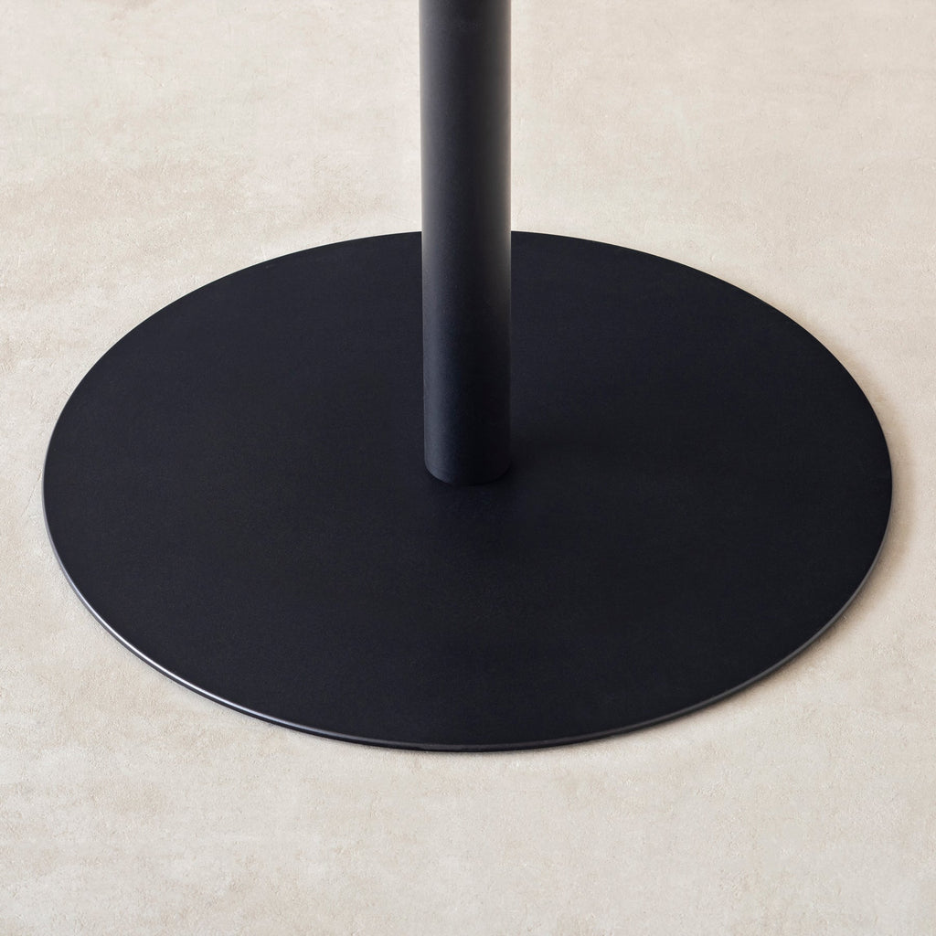 Kanademonoのパインの1本脚のカフェテーブル