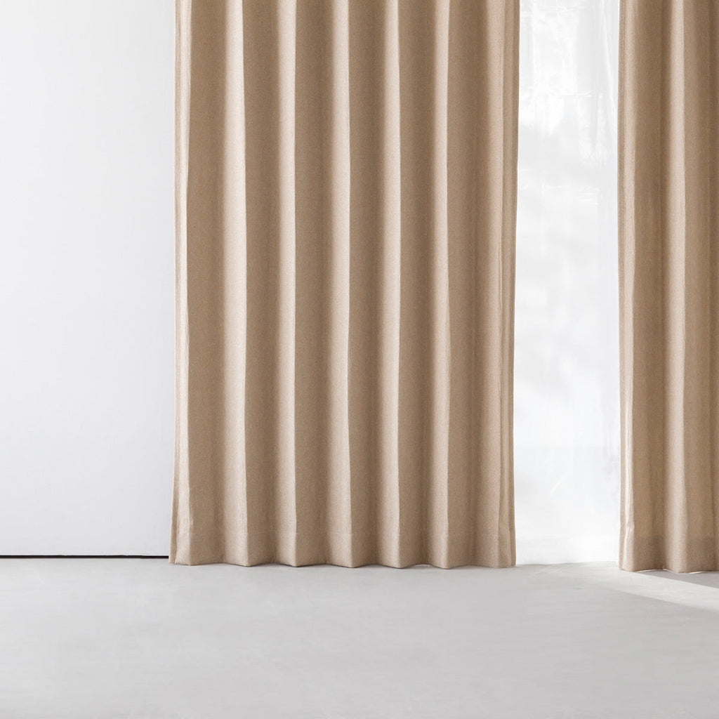 KANADEMONOのポリエステルを100%使用したウォッシャブル・形状記憶のベージュの遮光無地カーテン