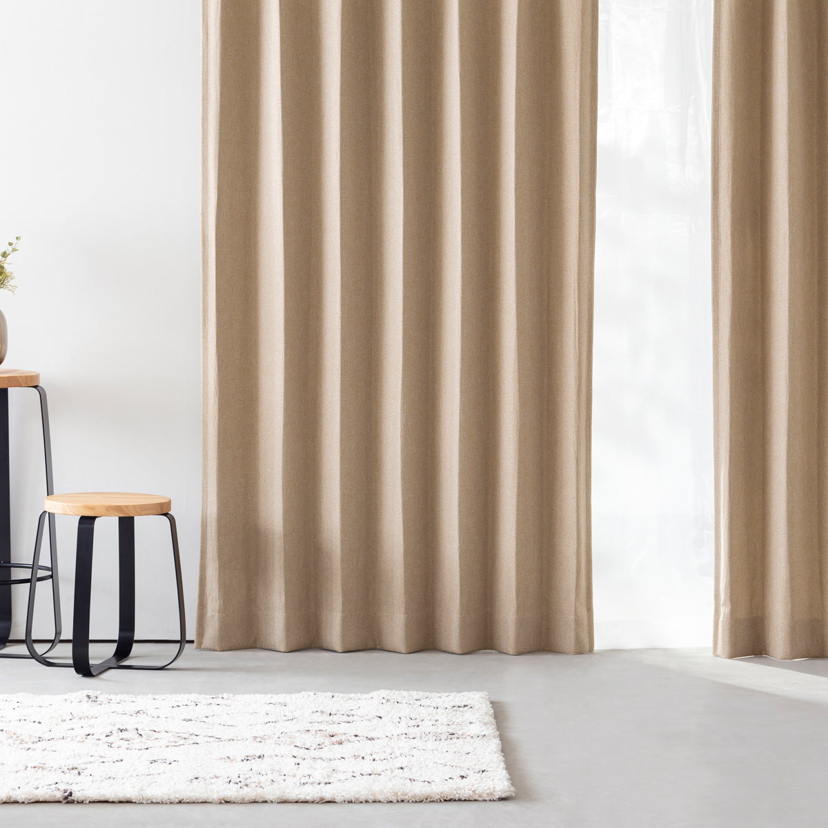 KANADEMONOのポリエステルを100%使用したウォッシャブル・形状記憶のベージュの遮光無地カーテン（使用例）