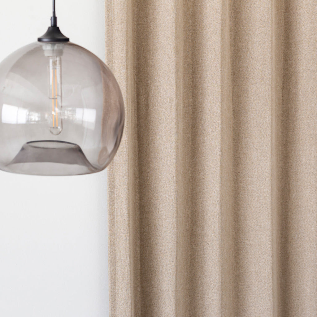 ウォッシャブル・形状記憶のベージュの遮光無地カーテン