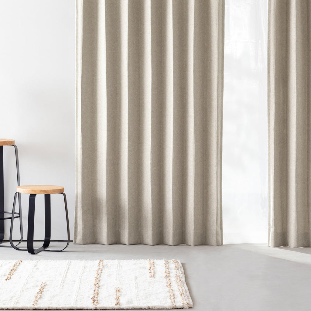 KANADEMONOのポリエステルを100%使用したウォッシャブル・形状記憶のアイボリーの遮光無地カーテン（使用例）