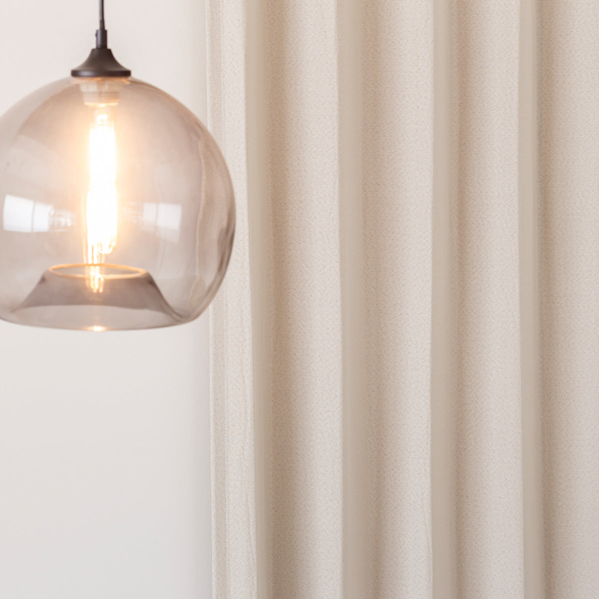 ウォッシャブル・形状記憶のベージュの遮光無地カーテン