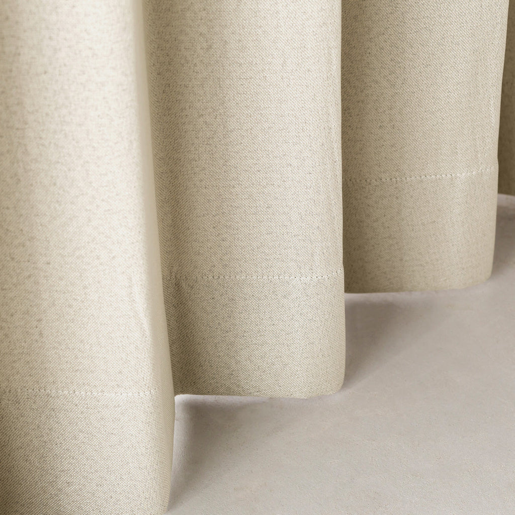 KANADEMONOのポリエステルを100%使用したウォッシャブル・形状記憶のアイボリーの遮光無地カーテン（下部）