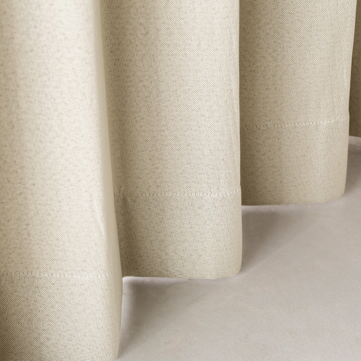 KANADEMONOのポリエステルを100%使用したウォッシャブル・形状記憶のアイボリーの遮光無地カーテン（下部）
