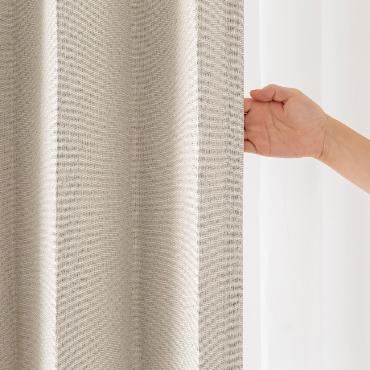 KANADEMONOのポリエステルを100%使用したウォッシャブル・形状記憶のアイボリーの遮光無地カーテン（遮光・遮像）