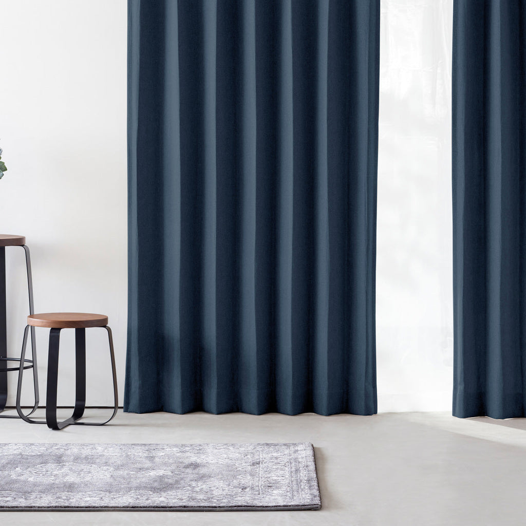 KANADEMONOのポリエステルを100%使用したウォッシャブル・形状記憶のスカイブルーの遮光無地カーテン（使用例）