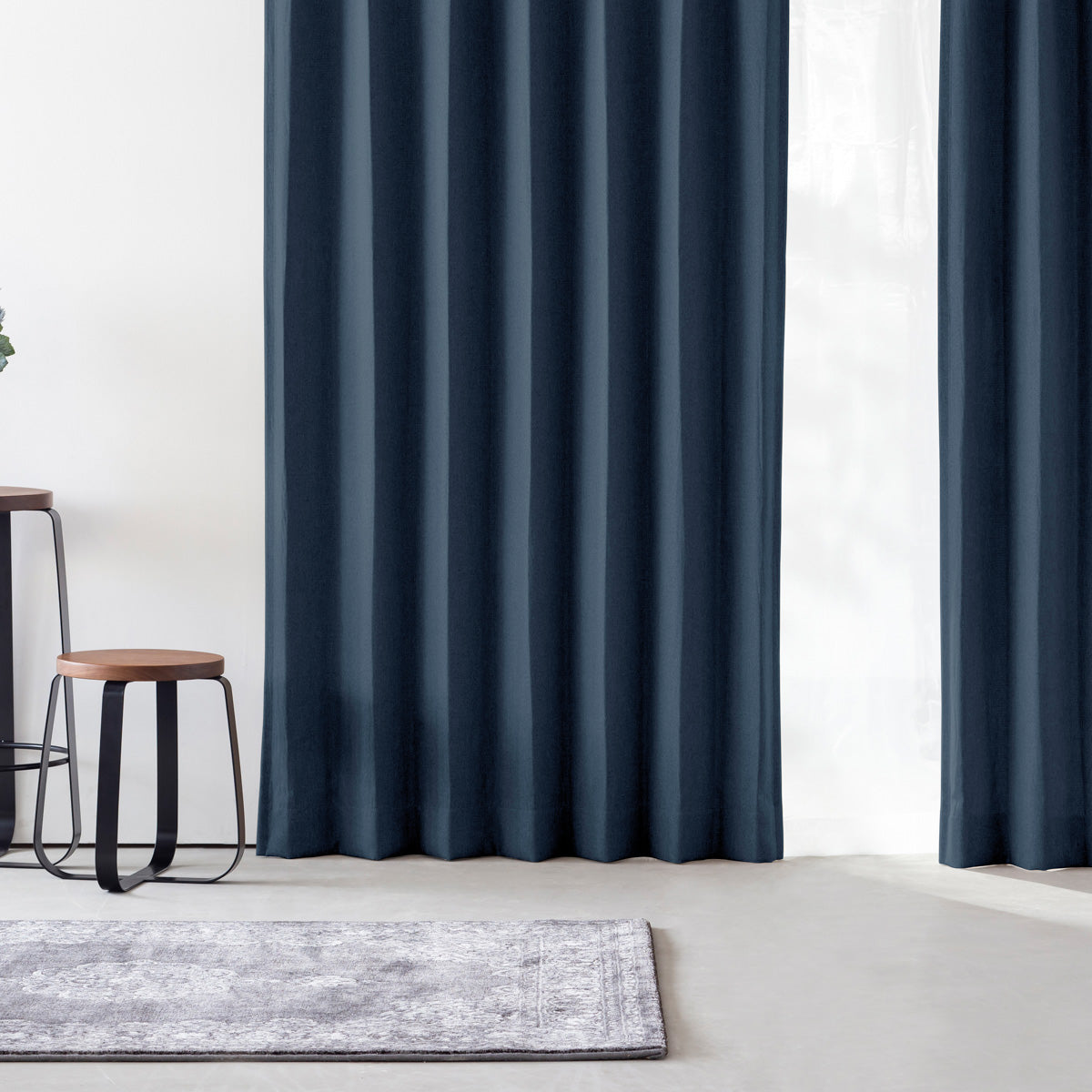 KANADEMONOのポリエステルを100%使用したウォッシャブル・形状記憶のスカイブルーの遮光無地カーテン（使用例）