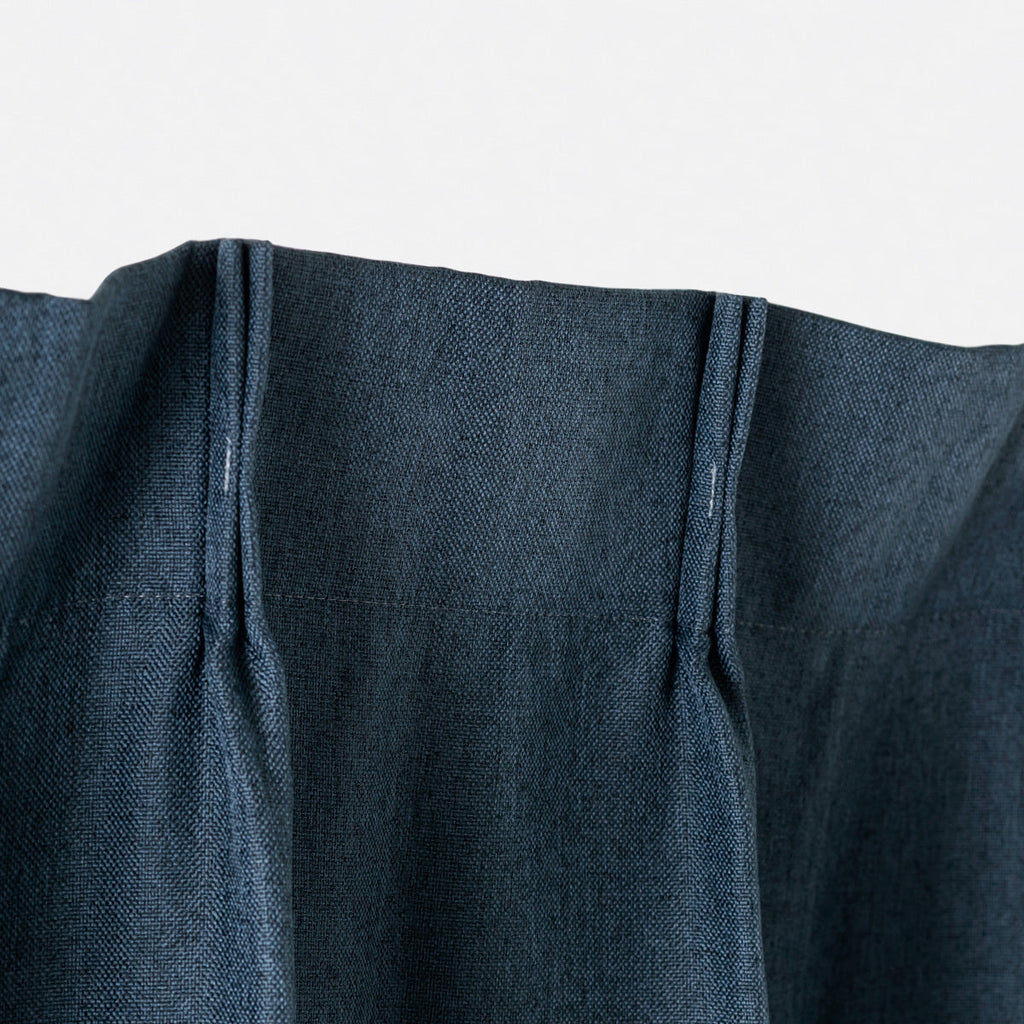 KANADEMONOのポリエステルを100%使用したウォッシャブル・形状記憶のスカイブルーの遮光無地カーテン（上部）