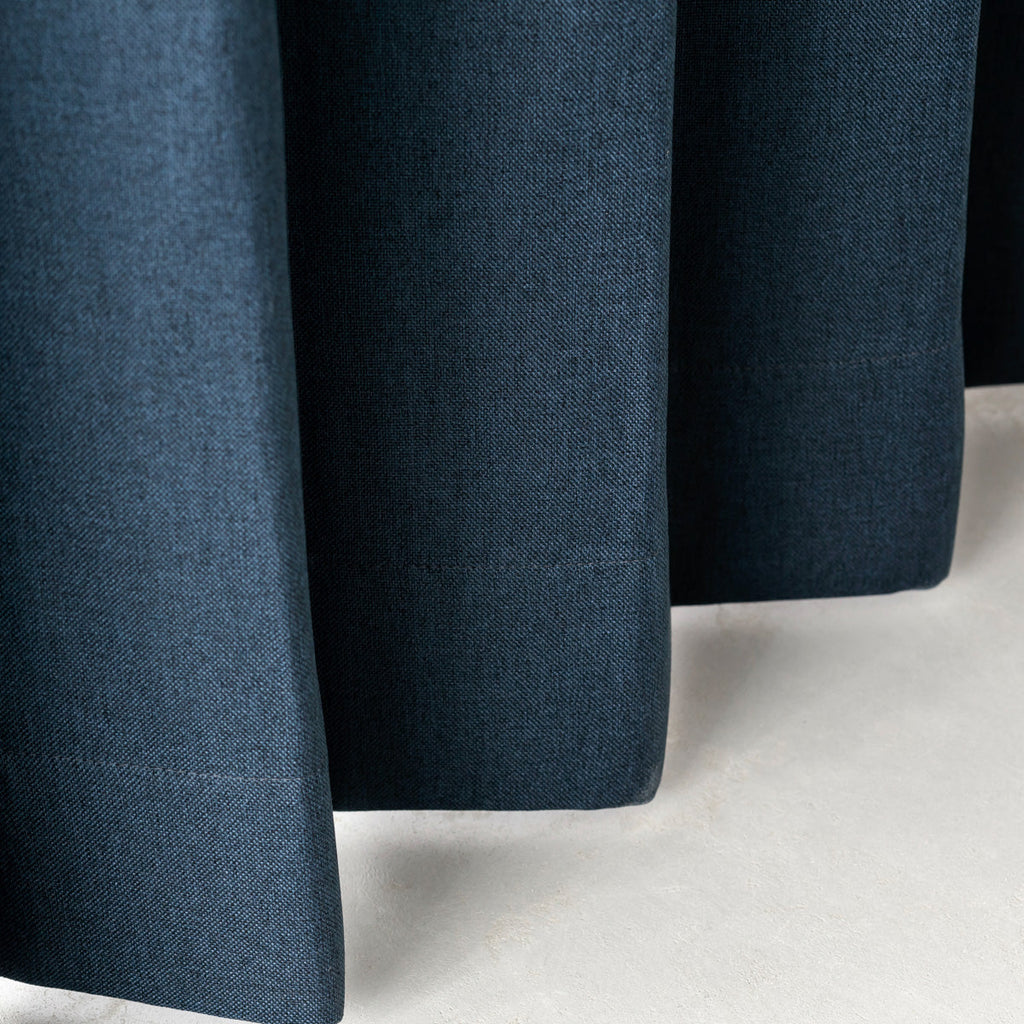 KANADEMONOのポリエステルを100%使用したウォッシャブル・形状記憶のスカイブルーの遮光無地カーテン（下部）