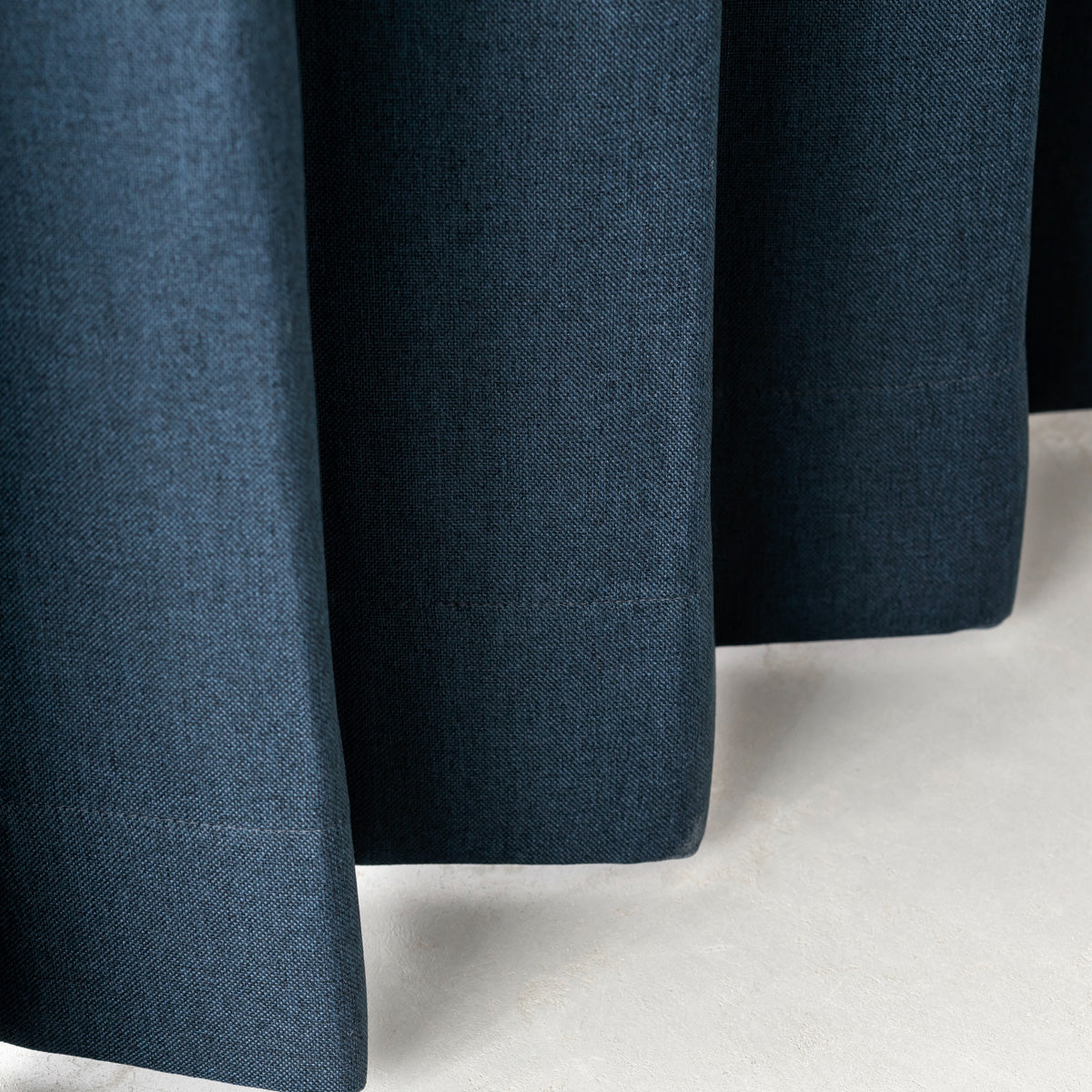 KANADEMONOのポリエステルを100%使用したウォッシャブル・形状記憶のスカイブルーの遮光無地カーテン（下部）