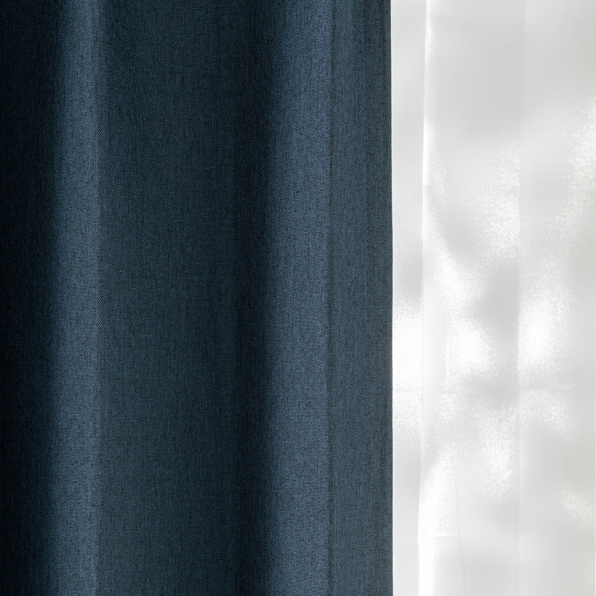 KANADEMONOのポリエステルを100%使用したウォッシャブル・形状記憶のスカイブルーの遮光無地カーテン（遮光）