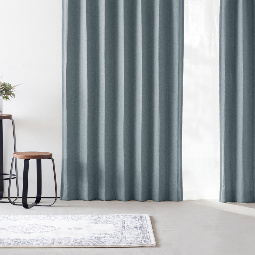 KANADEMONOのポリエステルを100%使用したウォッシャブル・形状記憶のスカイブルーの遮光無地カーテン（使用例）