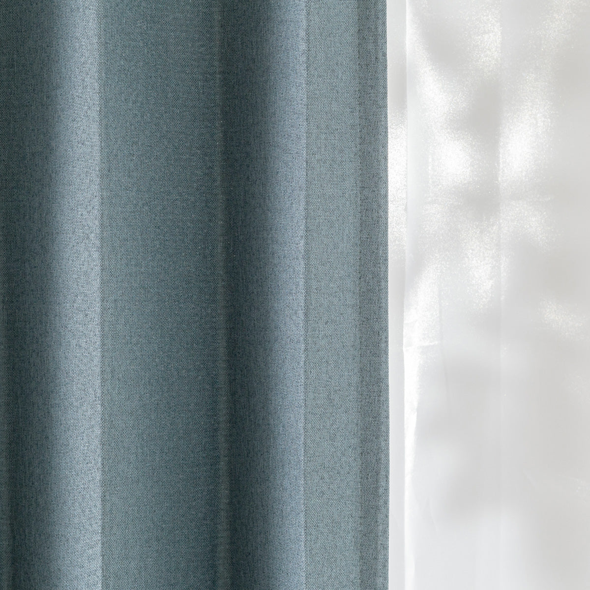 KANADEMONOのポリエステルを100%使用したウォッシャブル・形状記憶のスカイブルーの遮光無地カーテン（遮光）