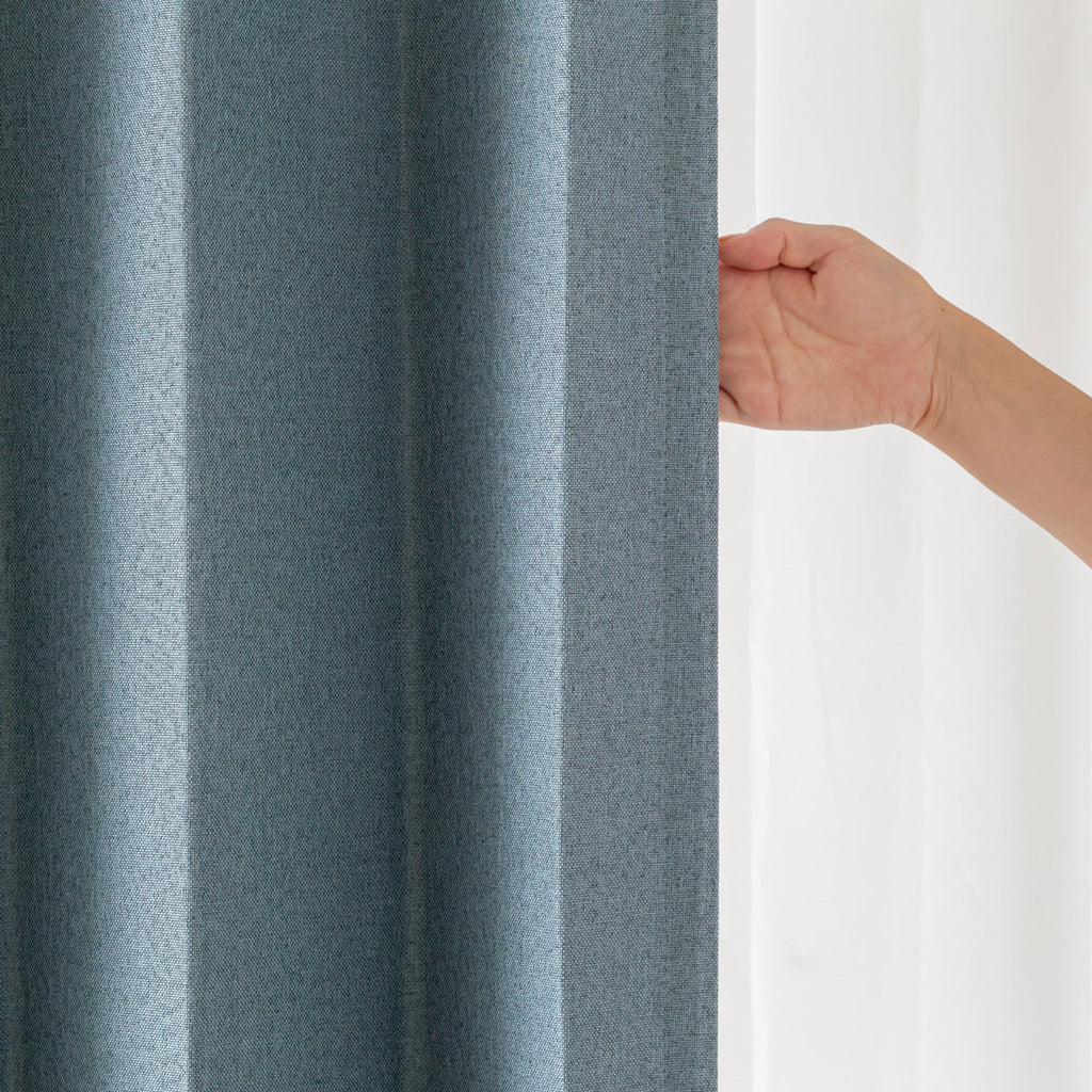 KANADEMONOのポリエステルを100%使用したウォッシャブル・形状記憶のスカイブルーの遮光無地カーテン（遮光・遮像）