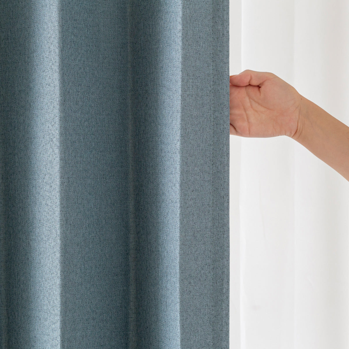 KANADEMONOのポリエステルを100%使用したウォッシャブル・形状記憶のスカイブルーの遮光無地カーテン（遮光・遮像）