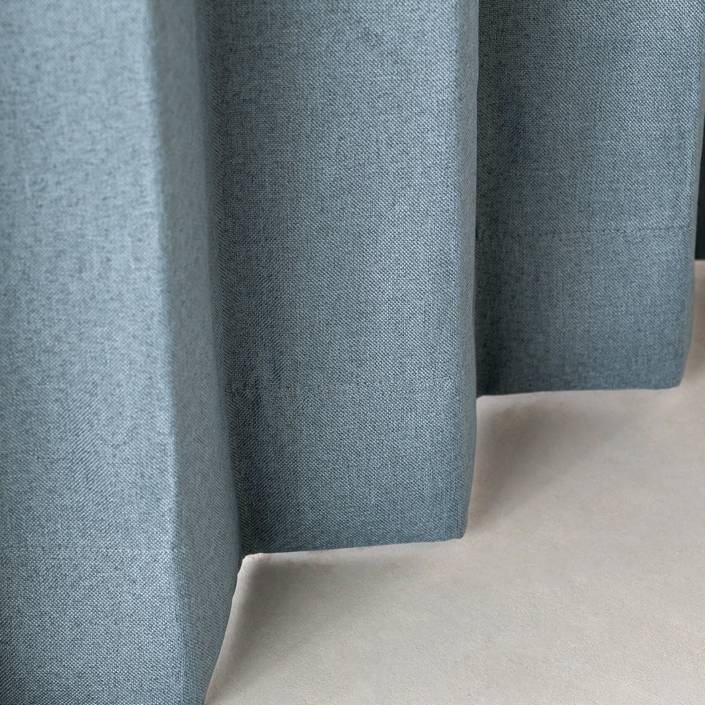 KANADEMONOのポリエステルを100%使用したウォッシャブル・形状記憶のスカイブルーの遮光無地カーテン（下部）