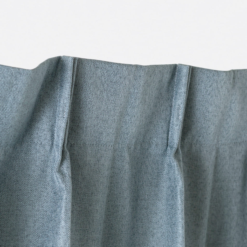 KANADEMONOのポリエステルを100%使用したウォッシャブル・形状記憶のスカイブルーの遮光無地カーテン（上部）