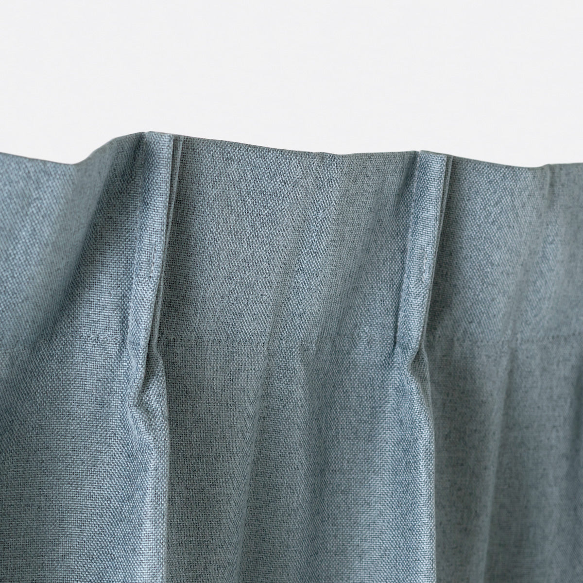KANADEMONOのポリエステルを100%使用したウォッシャブル・形状記憶のスカイブルーの遮光無地カーテン（上部）