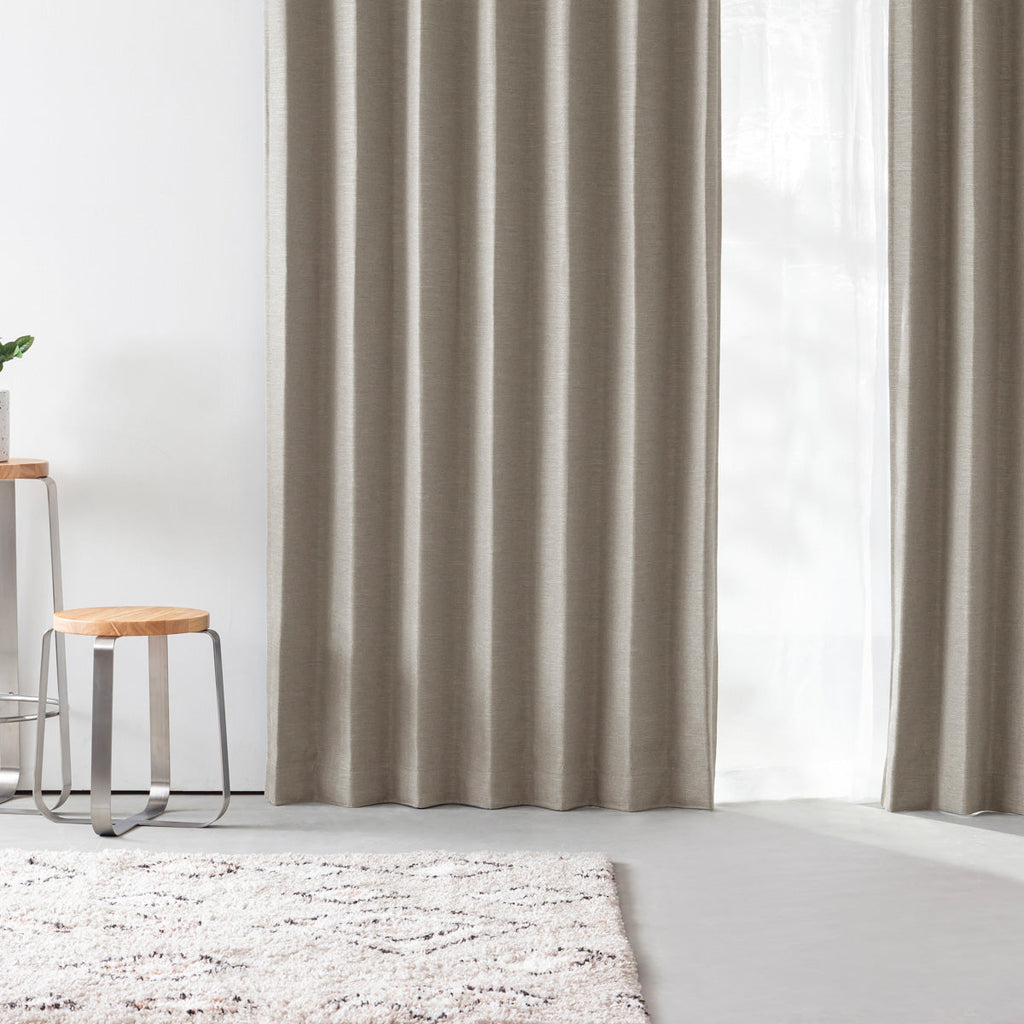 KANADEMONOのポリエステルを100%使用したウォッシャブル・形状記憶・防炎のグレイッシュベージュの遮光無地カーテン
