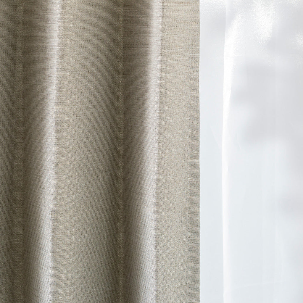 KANADEMONOのポリエステルを100%使用したウォッシャブル・形状記憶・防炎のグレイッシュベージュの遮光無地カーテン（遮光）