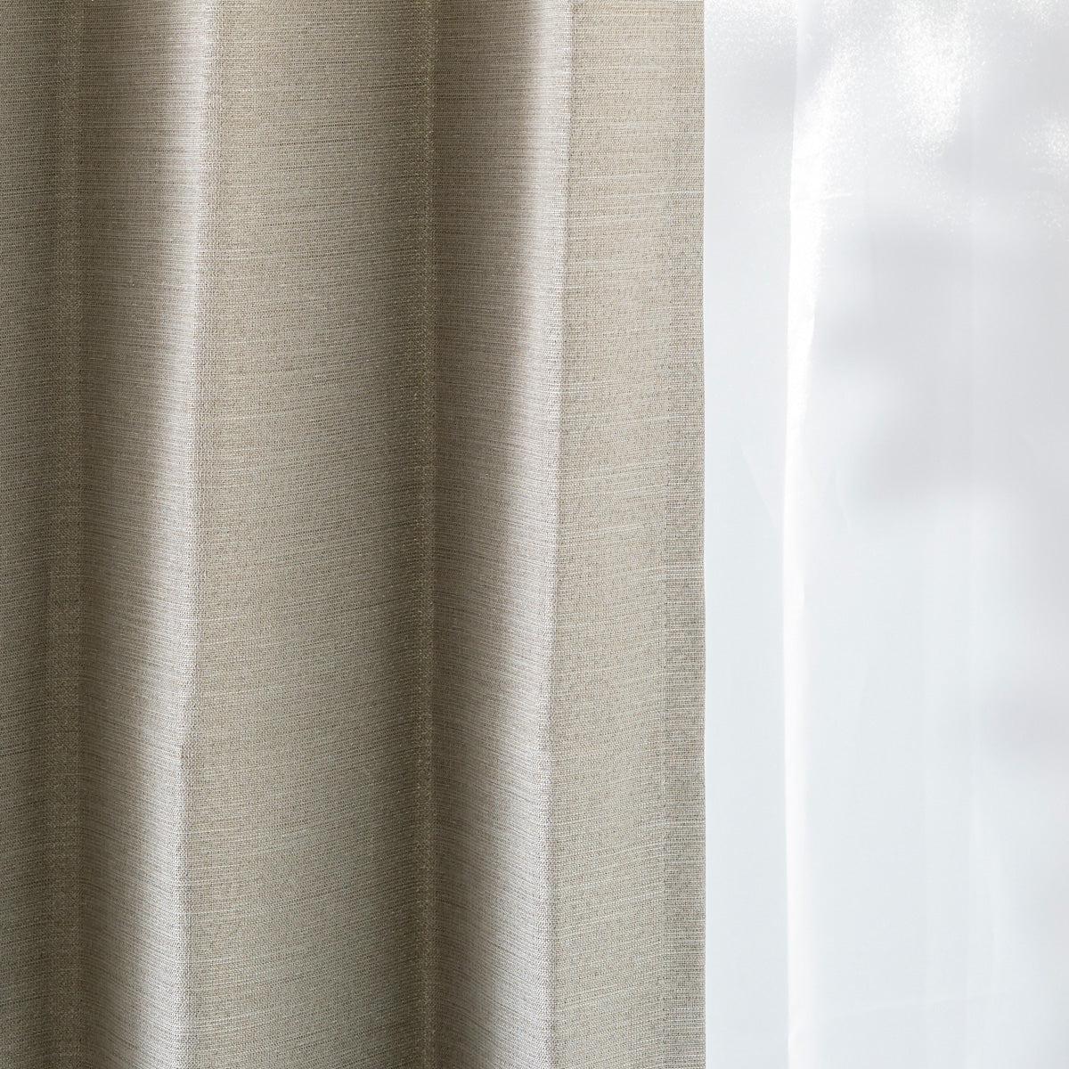 KANADEMONOのポリエステルを100%使用したウォッシャブル・形状記憶・防炎のグレイッシュベージュの遮光無地カーテン（遮光）