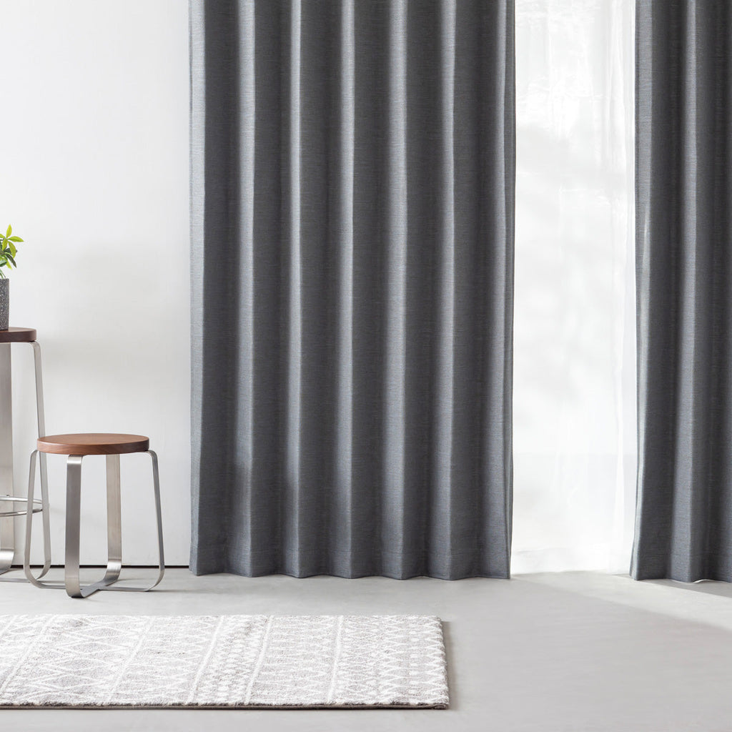 KANADEMONOのポリエステルを100%使用したウォッシャブル・形状記憶・防炎のグレイッシュブルーの遮光無地カーテン（使用例）