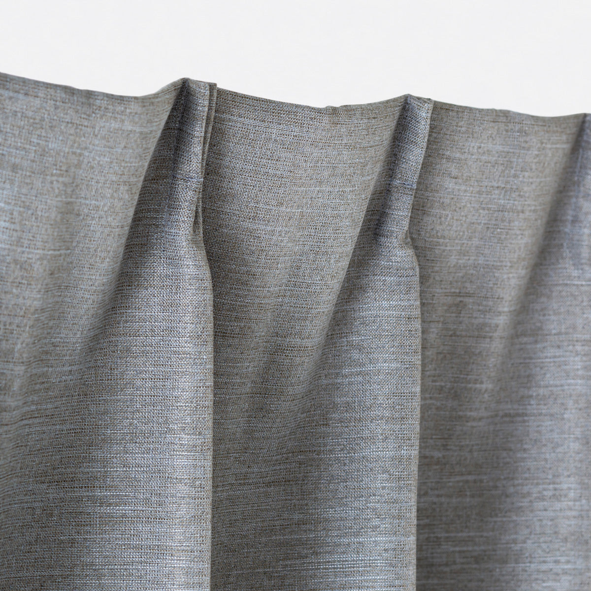 KANADEMONOのポリエステルを100%使用したウォッシャブル・形状記憶・防炎のグレイッシュブルーの遮光無地カーテン（上部）