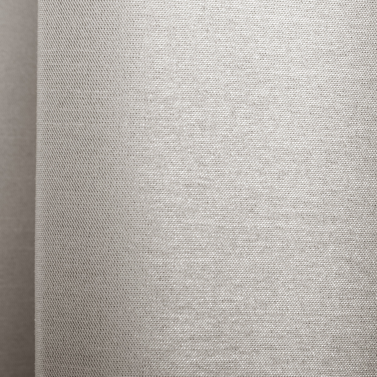 かなでもののポリエステルを100%使用した防炎・形状記憶のアイボリーの遮光無地カーテン（表面）