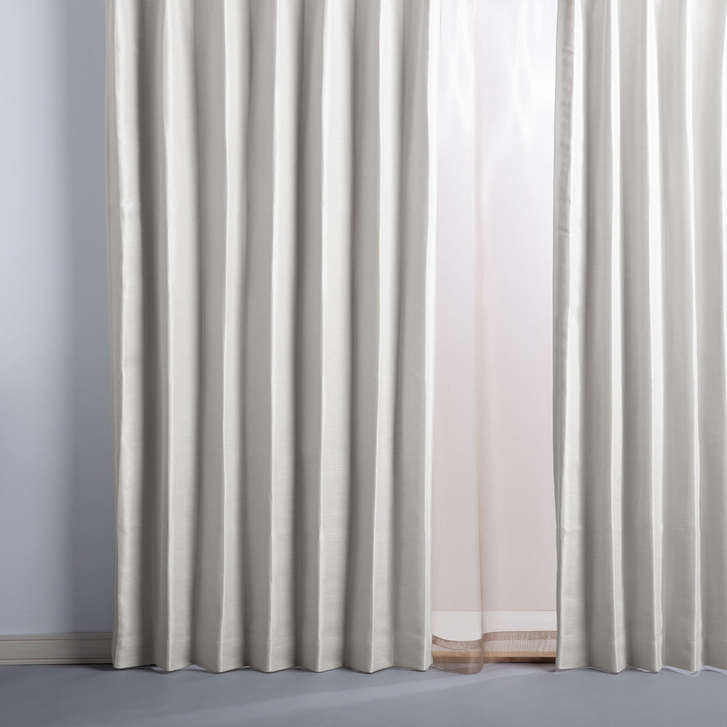 かなでもののポリエステルを100%使用した防炎・形状記憶のアイボリーの遮光無地カーテン